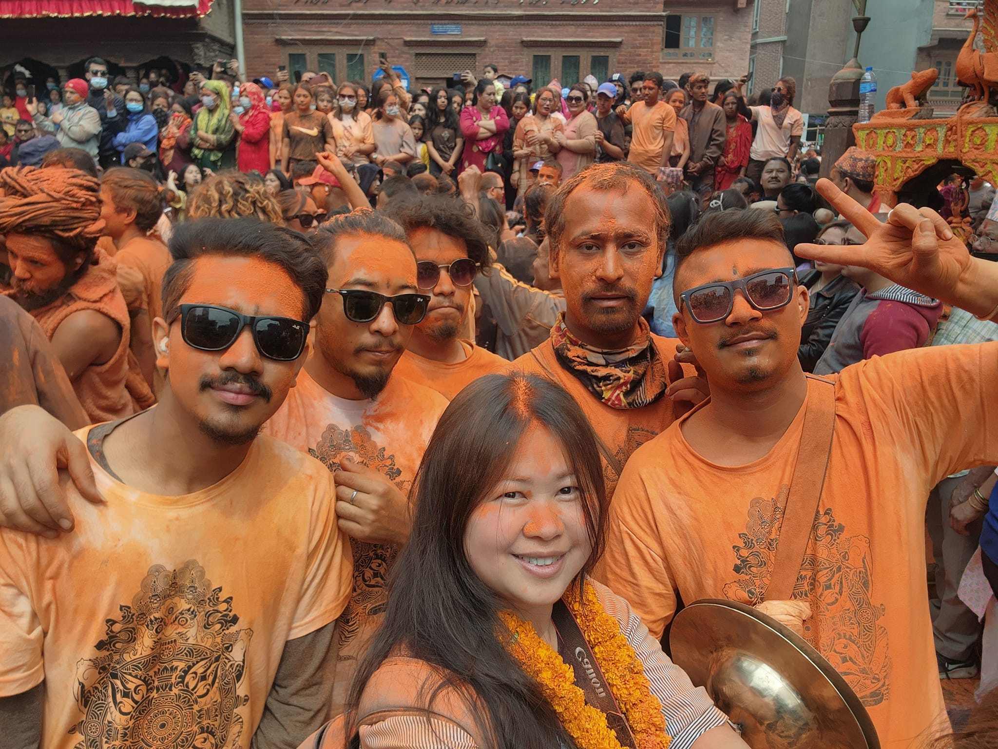 尼泊爾的傳統節日Sindoor Jatra（朱砂節），人們會把紅色的朱砂粉撒向彼此和空中，象徵吉祥、喜慶和熱情。(圖/吳秀君)