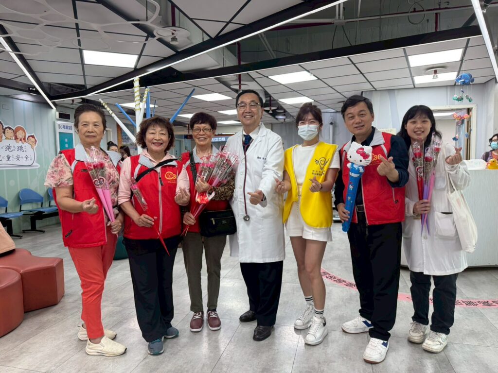 中華民國關懷心臟病童協會理事長林玉華（圖左2）、黃碧桃醫師（圖左4）。（圖片來源：中華民國關懷心臟病童協會、新北市為世界點益盞燈愛心協會）