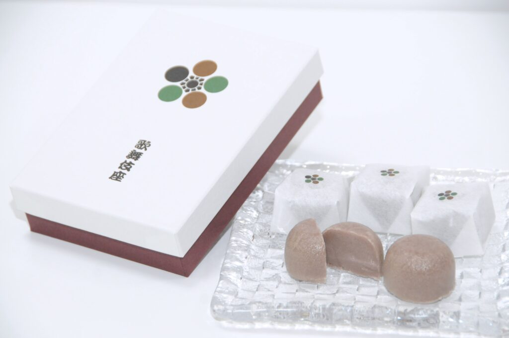 山田屋饅頭。以優雅甜度與絲滑口感聞名的傳統名點，佐上濃茶，輕輕品嘗日本初夏。（圖片提供：歌舞伎座サービス）