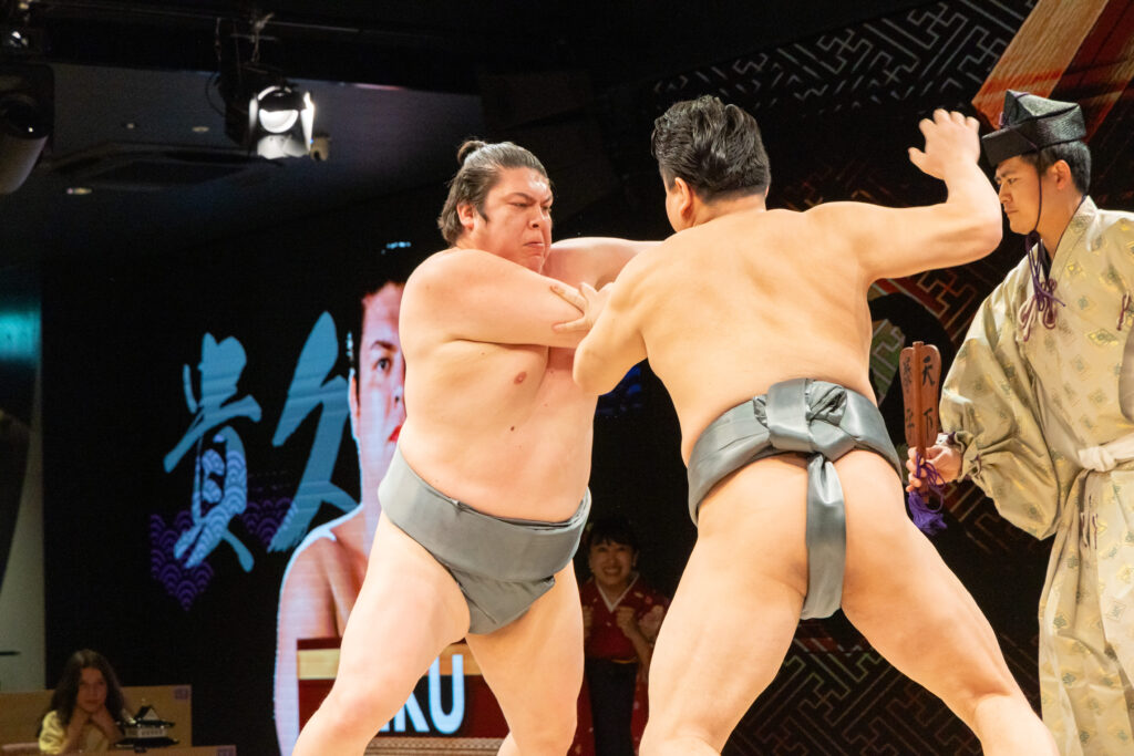 激烈碰撞的「對戰（取組）」。鍛鍊至極的強韌肉體，產生令人震懾的壓倒性魄力。（圖片提供：HIRAKUZA）