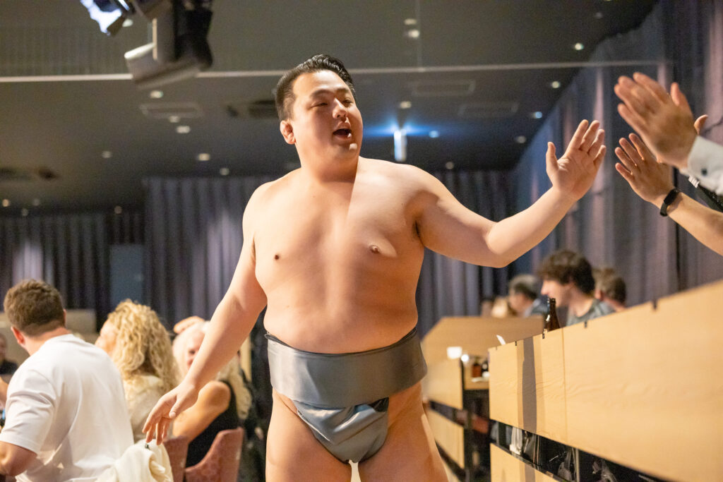 觀眾席與力士的距離極近，表演的一部分也包含擊掌等演出。在感受傳統重心的同時，也是一段大幅縮短與觀眾距離的友善時光。（圖片提供：HIRAKUZA）
