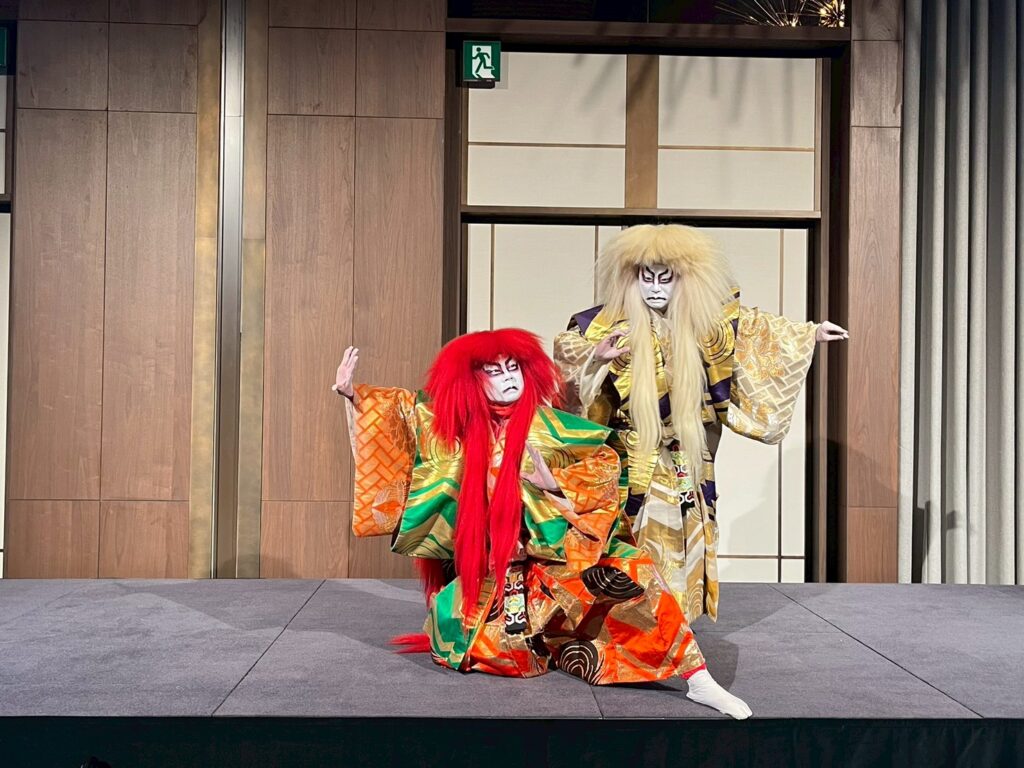 歌舞伎，源自17世紀，迄今已發展近400多年之歷史，是象徵日本傳統文化的綜合舞台藝術。融合音樂、舞蹈與戲劇表演，發展為充滿張力的動態娛樂形式，至今依然持續吸引眾多現代觀眾。除了走進劇場觀賞歌舞伎表演，近年也衍生各式互動體驗，提供更深入日本美學意識與文化底蘊的寶貴機會。（圖片提供：公益財團法人 東京觀光財團 東京觀光事務所台灣辦事處）
