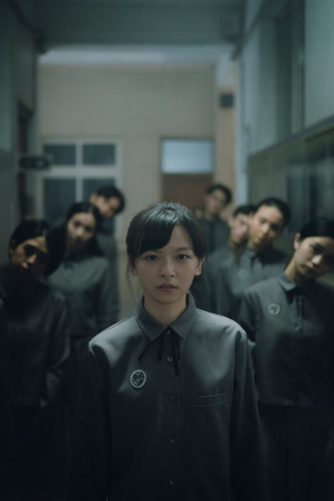 陳姸霏（中）進入升學率百分百的「崇明補習班」，碰見許多怪事。（圖／奇蹟映畫所）