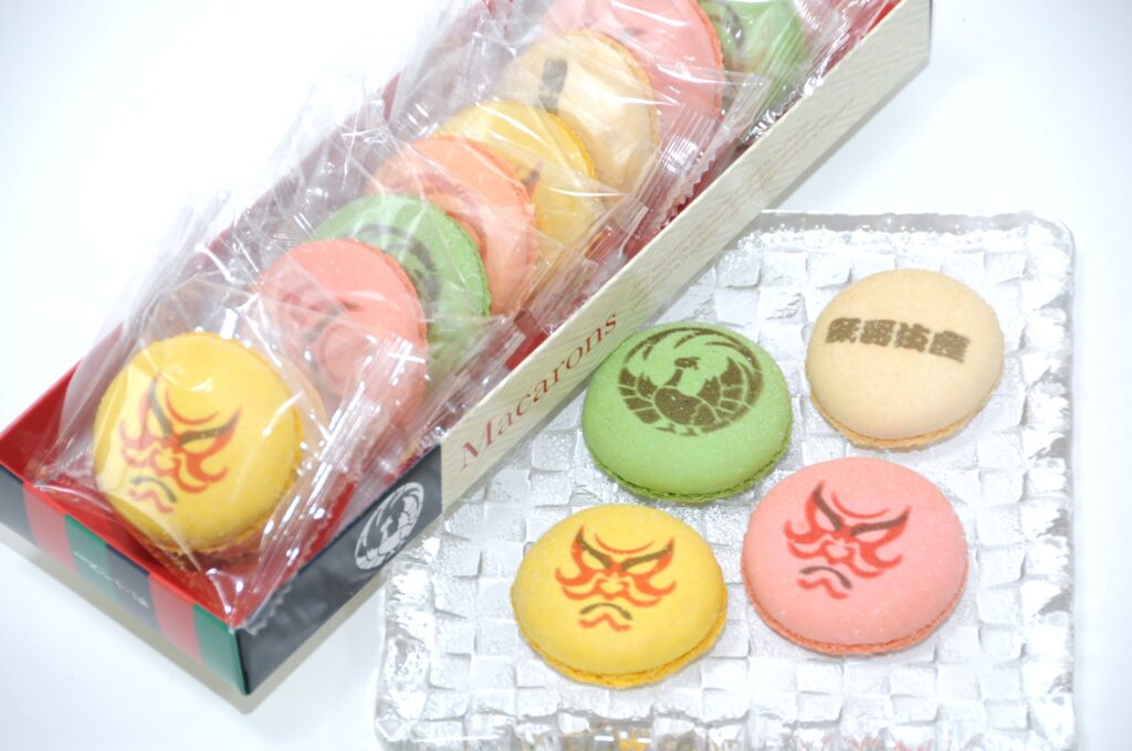馬卡龍脆餅（Macaron Rusk）。色彩繽紛、視覺精美的洋菓子，融入歌舞伎臉譜意象的設計，人氣極高。（圖片提供：歌舞伎座サービス）
