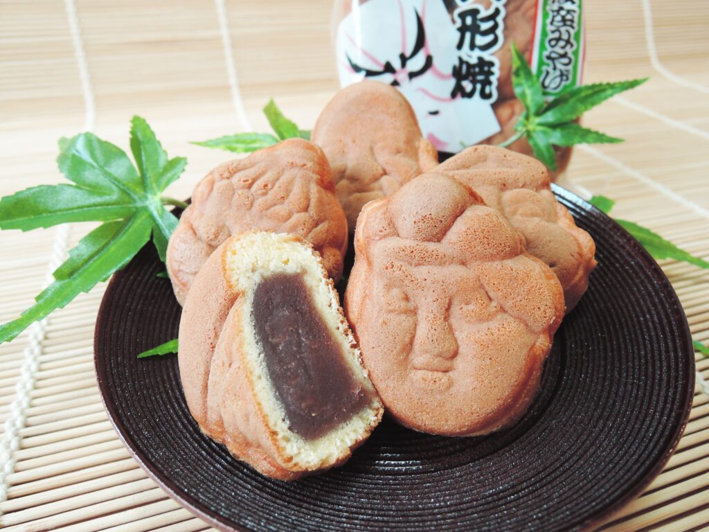 人形燒。經典的七福神造型，濕潤飽滿的餅皮與綿密內餡，代表歌舞伎座最經典的風味。（圖片提供：歌舞伎座サービス）