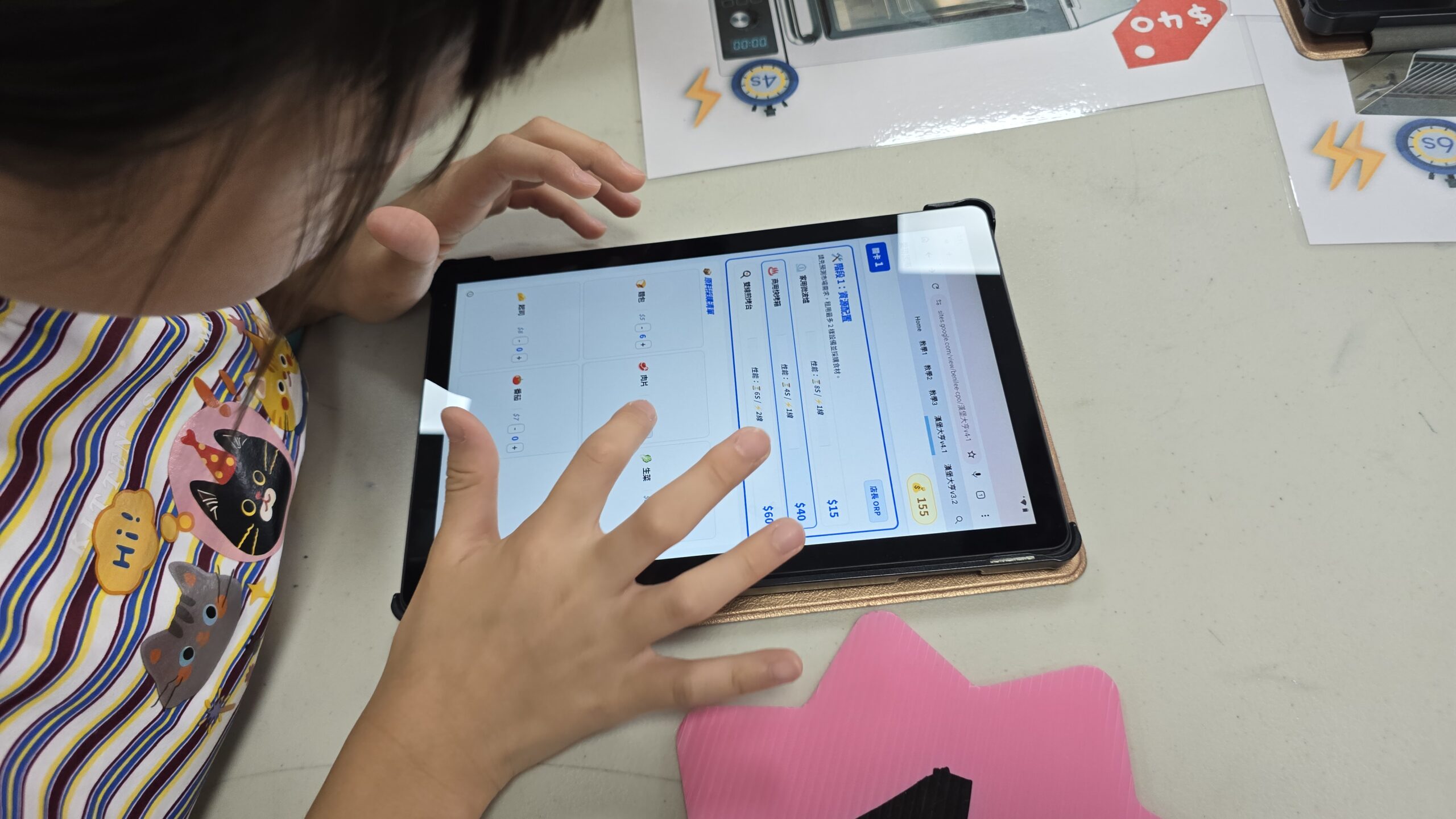 圖/台積電CPO組織志工用八個月極高強度的工作之餘時間規劃的「漢堡大亨模擬器」，讓學子著手體驗漢堡店長的工作邏輯其實可以用在生活上的每一件挑戰。(台積電慈善基金會 提供)