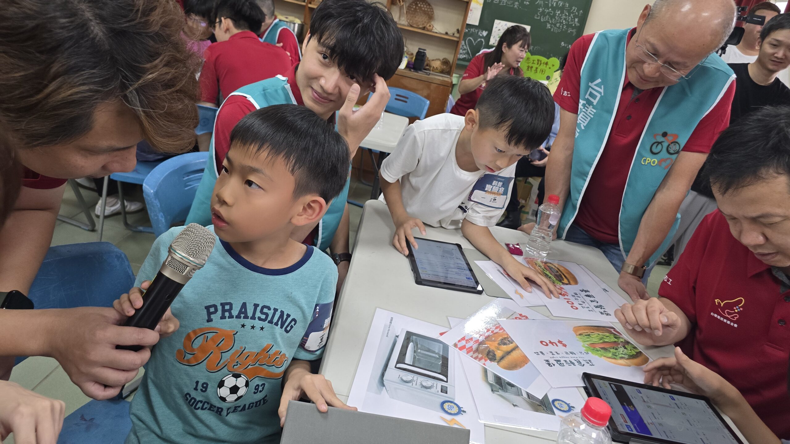 圖/孩子針對客戶下的訂單，分別從設備、資源、時間等條件來完成漢堡，並分享決定製作順序的理由。(台積電慈善基金會 提供)