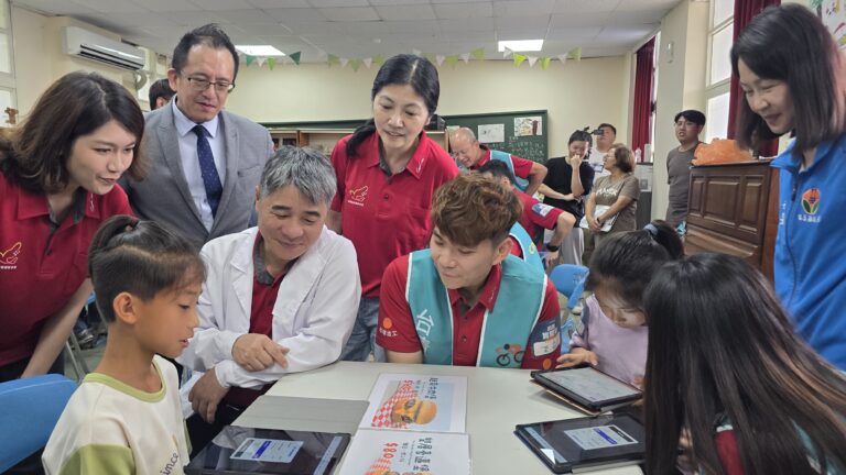 圖/掌管台積電全球資源整合的CPO李俊賢資深副總(白袍中坐者)響應台積電慈善基金會張淑芬董事長的偏鄉服務理念，扮演強強博士以志工開發的模擬器引導學子經營漢堡店。(台積電慈善基金會 提供)