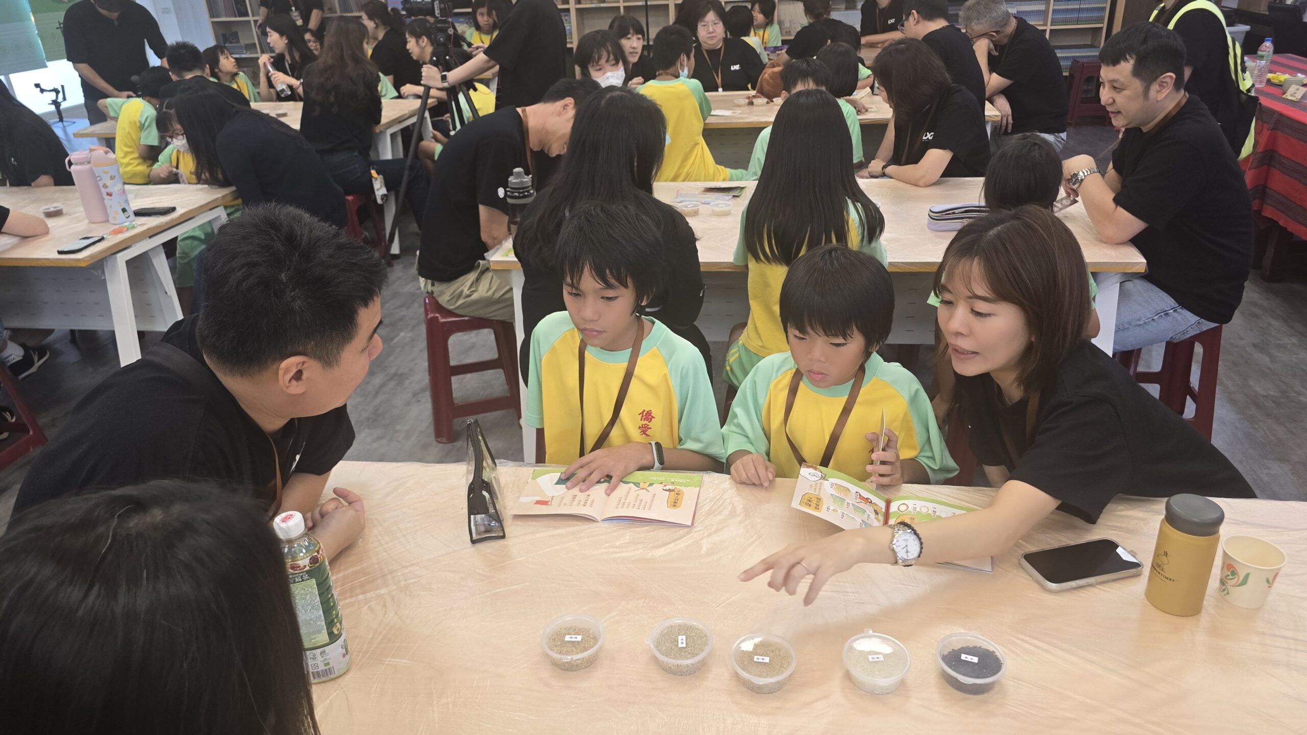 圖/超過30位企業志工透過分組陪伴與互動，讓孩子在輕鬆愉快的氛圍中學習。(台積電慈善基金會 提供)