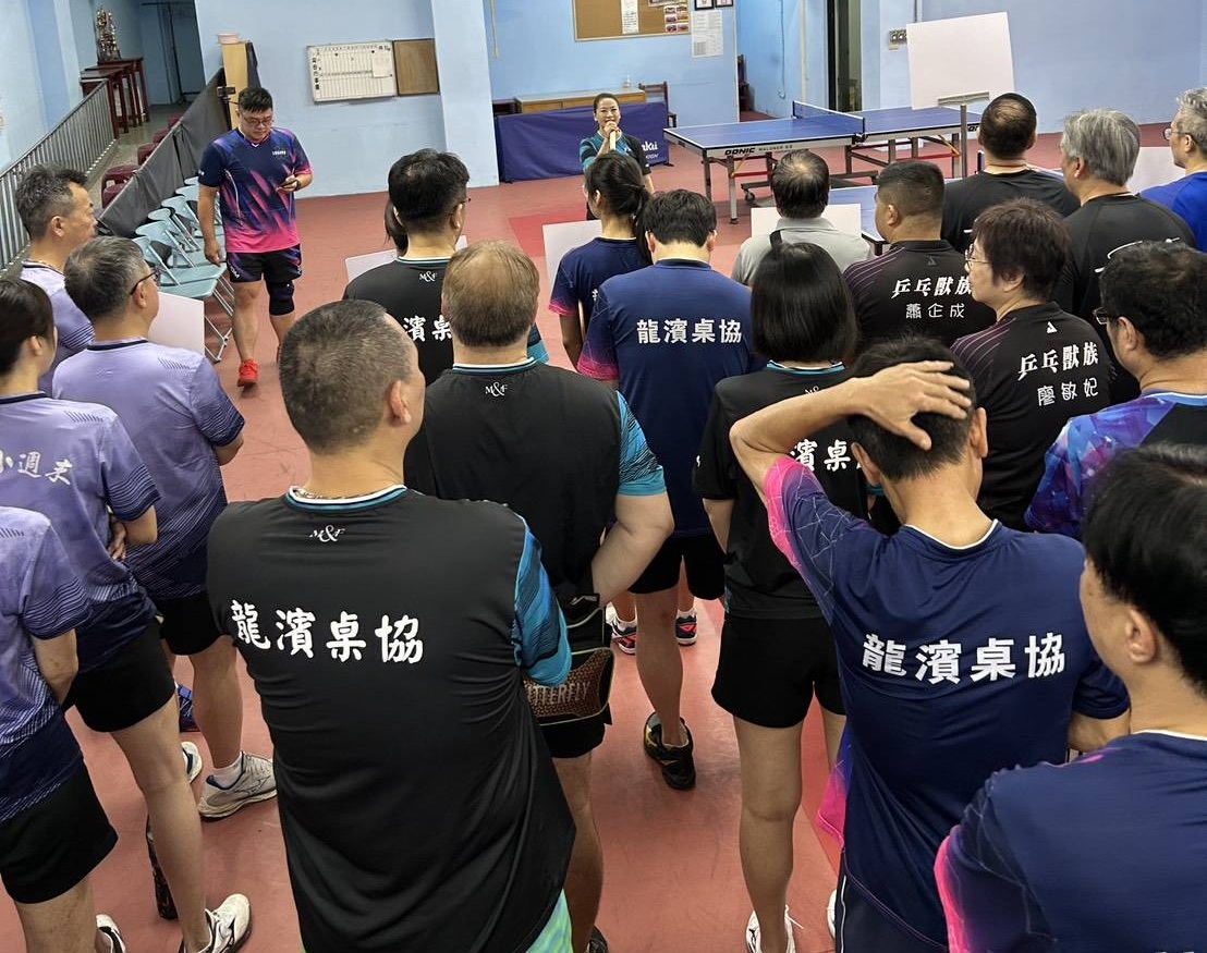 龍濱桌協新任會長楊碧霞致詞，宣示運動賽事結合 ESG 公益與綠色永續理念。(圖/龍濱桌球協會)