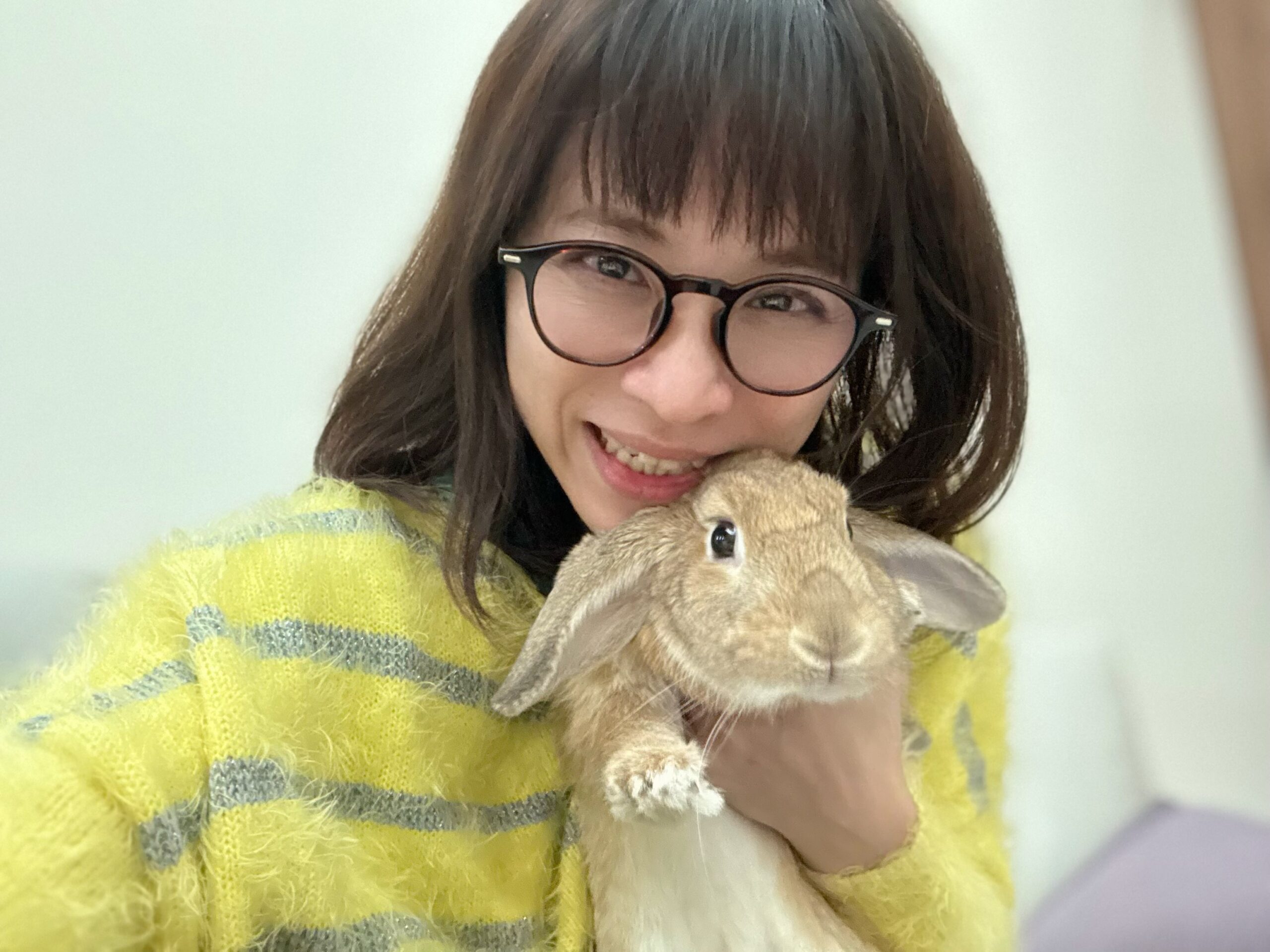把留下時間陪伴家裡的寵物兔子(圖/魏苑玲)