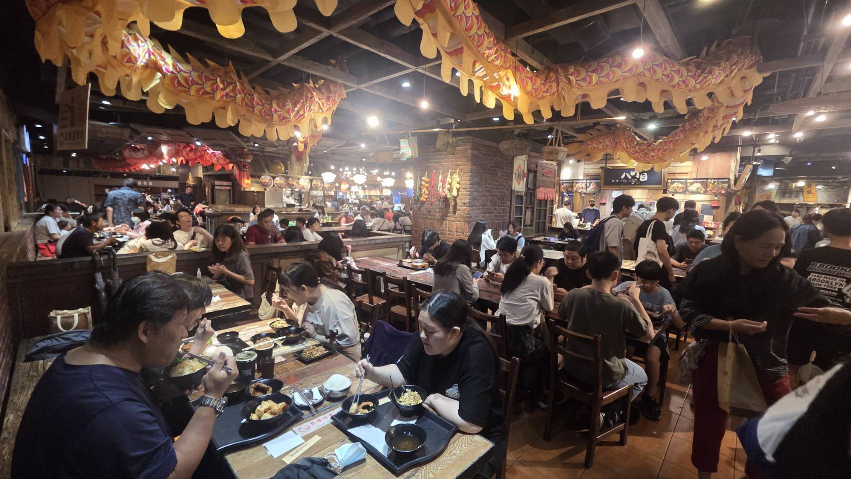 百貨美食街用餐時段人氣旺，座位區一位難求。(圖／食現餐飲集團)