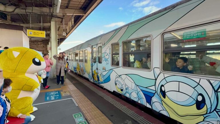 車身印滿穿山鼠圖案的寶可夢彩繪列車，是鳥取最吸睛的移動風景之一(圖/鳥取縣政府)