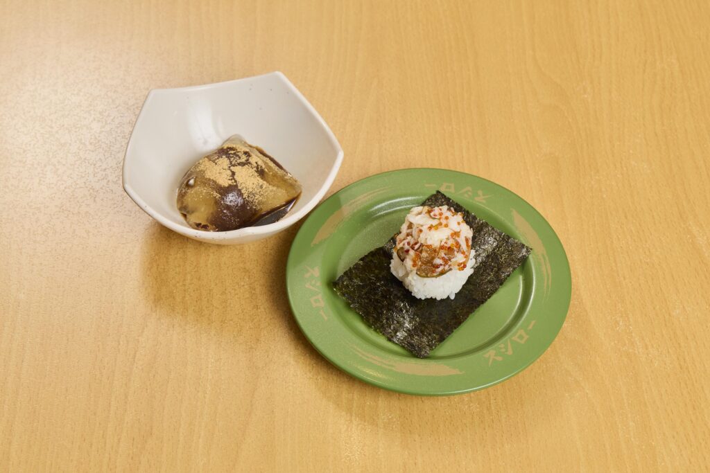端午限定餐點：黑糖蜜黃豆粉冰心粽、松前漬松葉蟹海苔包。（圖／壽司郎）