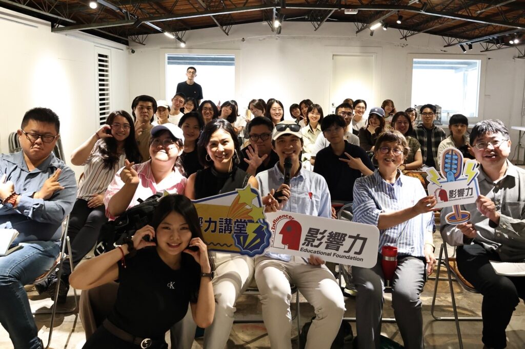 影響力教育基金會邀請全球人才與職涯顧問 Lydia Huang 與國際職涯教 Coach 喬分享LinkedIn數位足跡與量化求職策略，吸引眾多職場工作者及海外求職者到場交流，現場互動熱烈。（圖／影響力教育基金會）