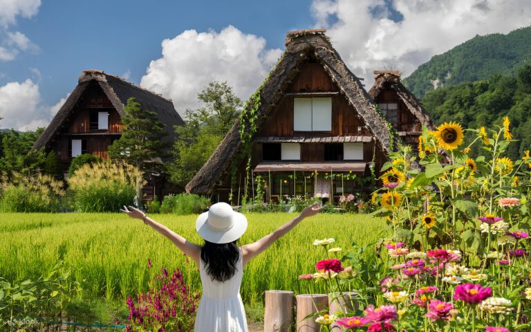 日本名古屋郊區的白川鄉，合掌造屋群四季都宛如童話場景，是近年熱門的二三線城市代表之一。(圖/Klook)
