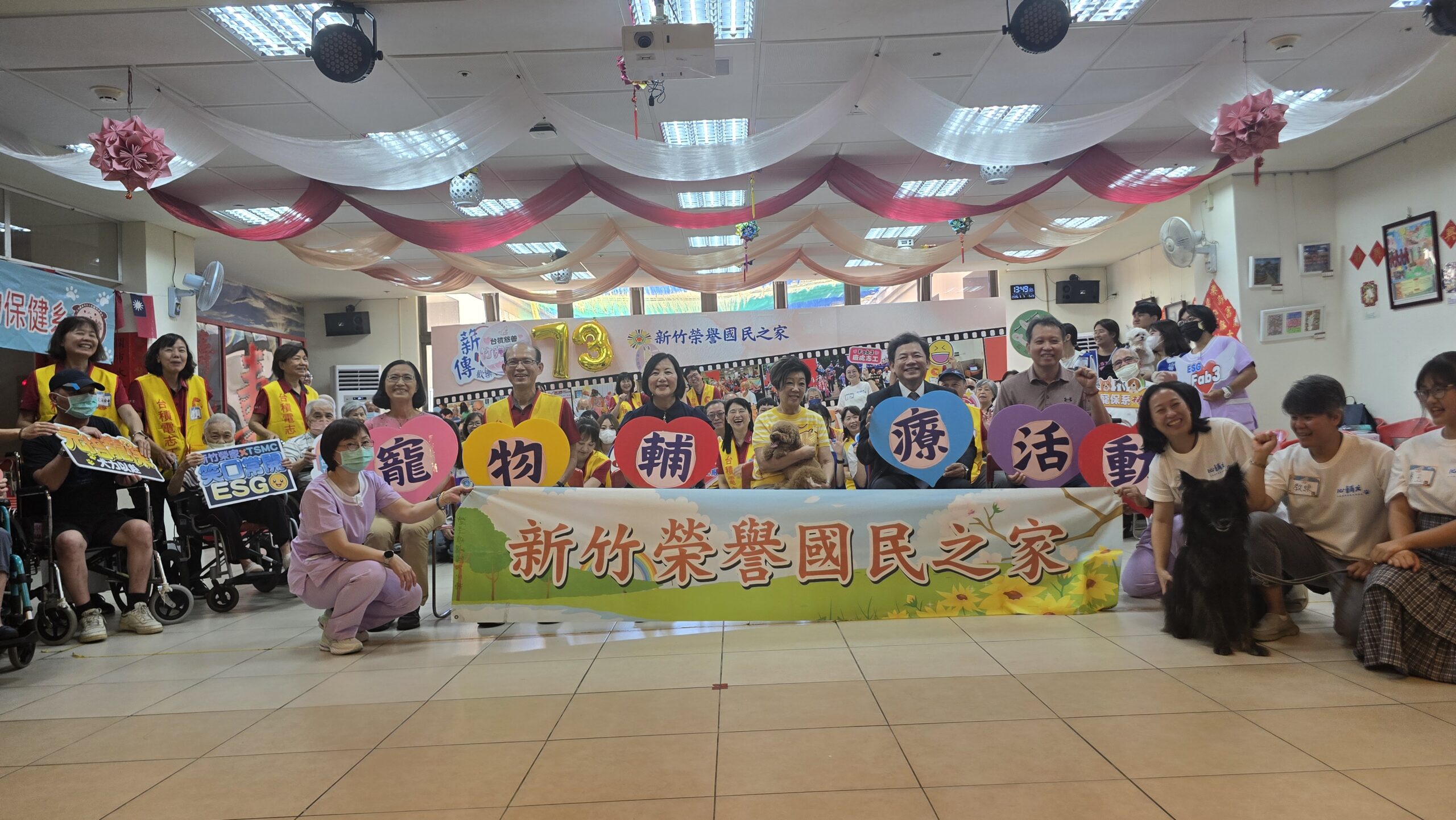 圖/台積電慈善基金會攜手元培醫事科技大學寵物保健系及心輔犬專業團隊,在新竹榮民之家展開「心輔犬榮家療癒計畫」。(台積電慈善基金會 提供)