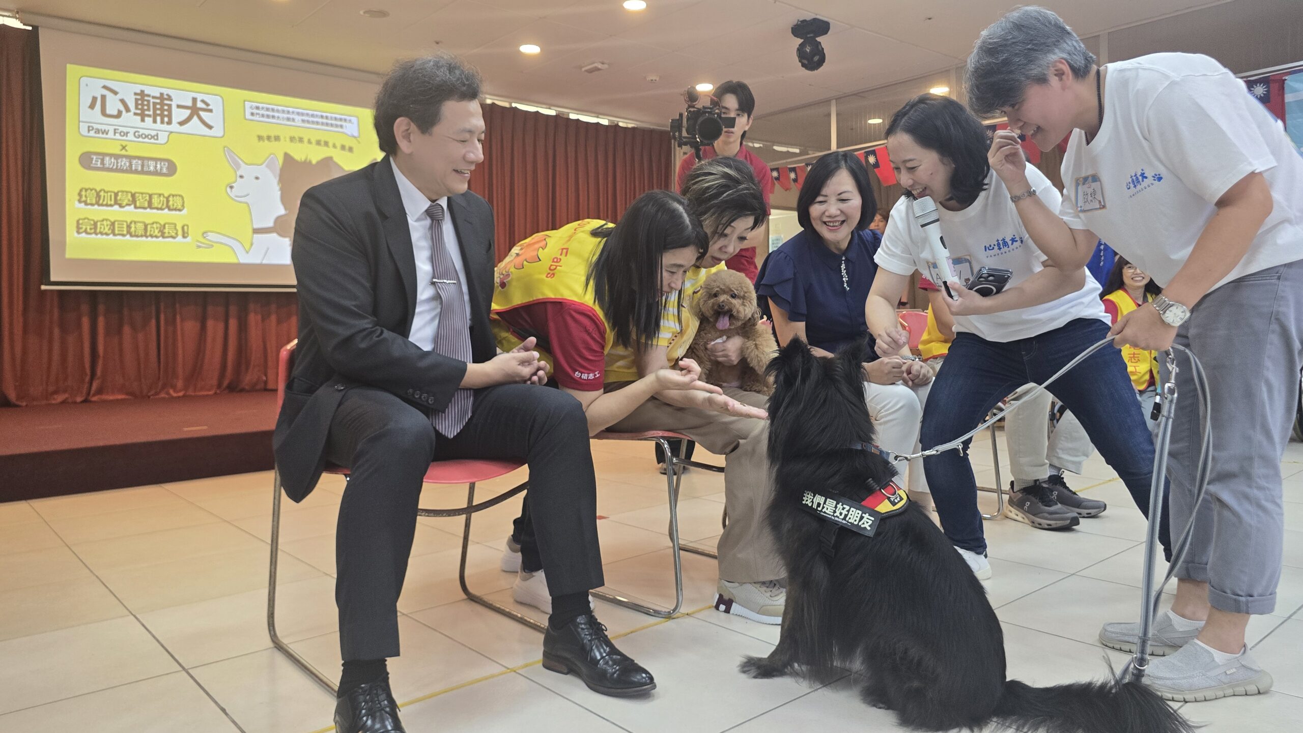 圖/當心輔犬成功完成任務時,長輩臉上流露出的笑容與驚喜,成為活動中最動人的畫面。(台積電慈善基金會 提供)