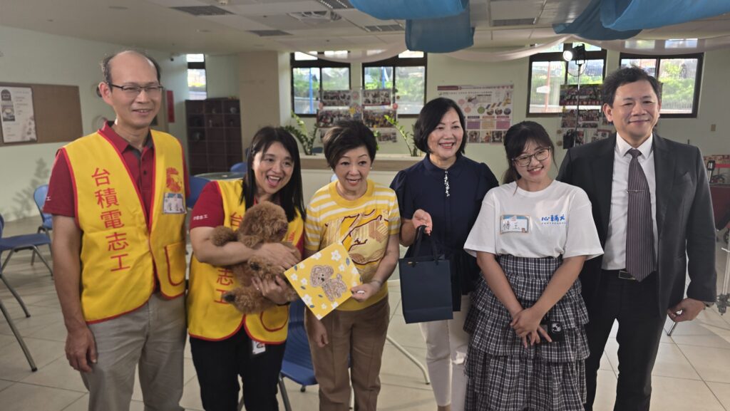圖/在心輔犬搖著尾巴穿梭人群之間的午後，新竹榮民之家不僅多了歡笑聲，也留下了一段跨世代共融、充滿療癒力量的美好回憶。(台積電慈善基金會 提供)