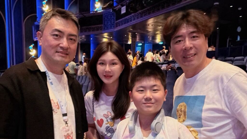 梁赫群一家人在郵輪上巧遇老高。（圖片來源：FB 梁太的婚顧生活）