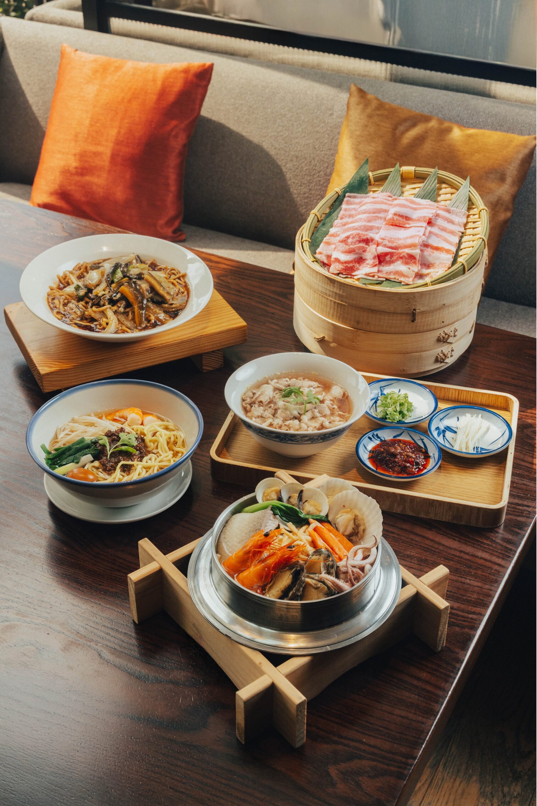 凱菲屋主廚胡政裕率領團隊，完美復刻道地乾炒鱔魚意麵、現沖牛肉湯、海鮮鍋燒意麵及台南玉井愛文芒果冰。圖/ 台北君悅酒店提供