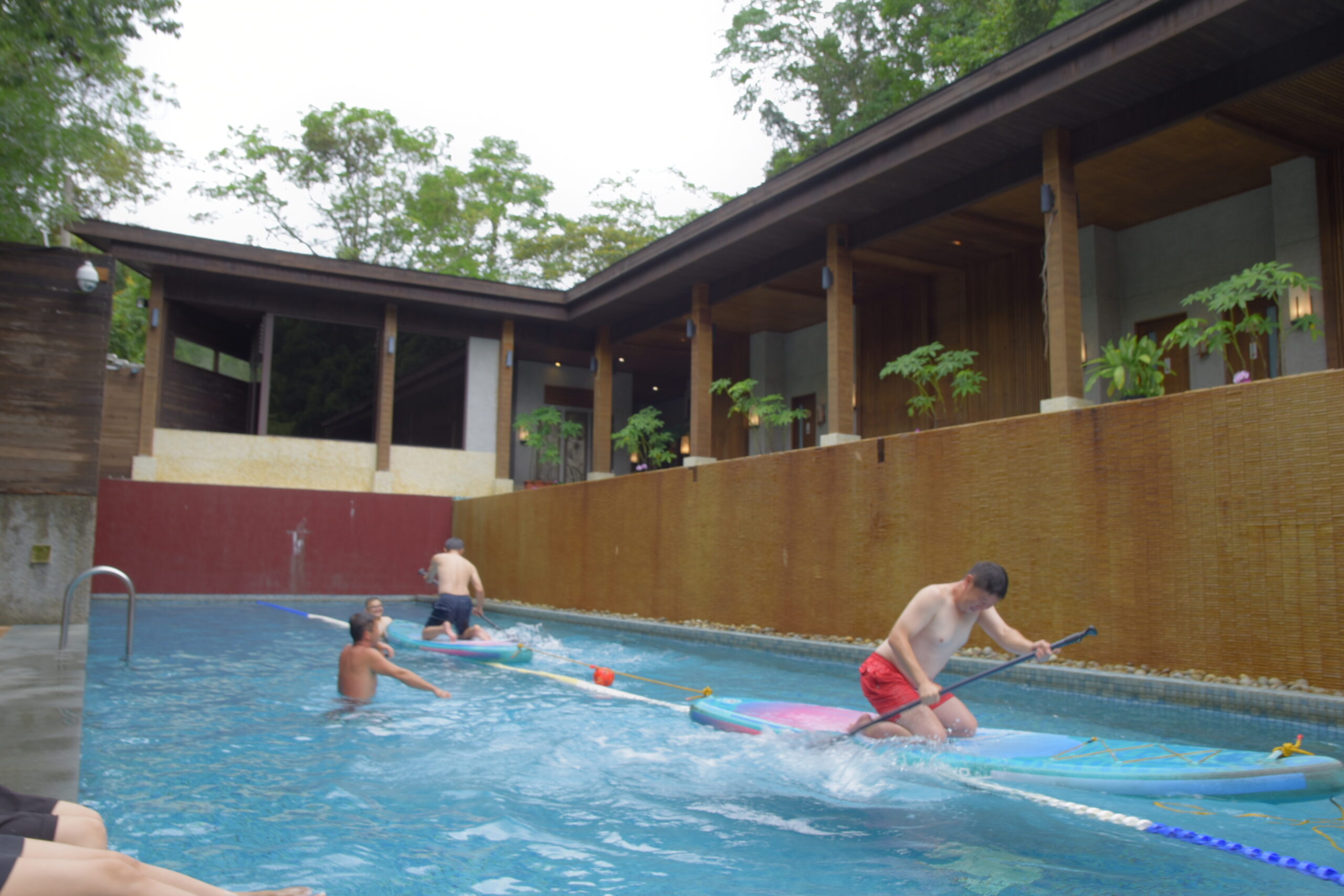湖上SUP立槳、泳池嬉水，一家大小都能找到自己的樂趣(圖/日月潭馥麗溫泉大飯店)