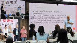 林火旺教授(右)於始業式中以「一個人的道德或品德，為何與個人幸福相關？」作為開場提問，引導教師展開兩天的哲學思辨學習。影響力教育基金會執行長黃至堯(左上)、副執行長林世其(左下)共同出席，支持品德教育種子教師培育。（圖／新生代基金會）