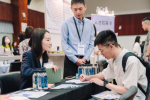 圖/為鼓勵求職者主動跨出第一步，活動現場亦設計面試鼓勵機制，引導參與者實際與企業進行面談，增加求職者與企業之間的互動及媒合機會。(台積電慈善基金會 提供)