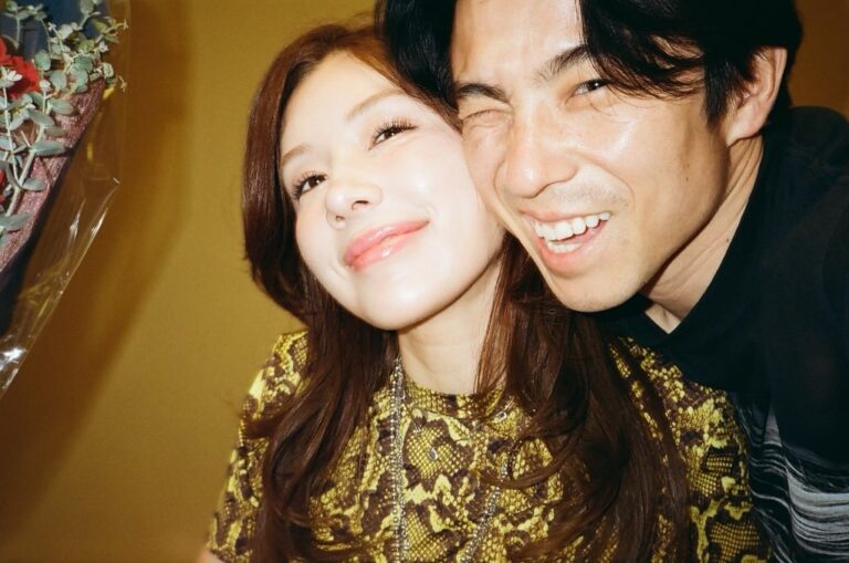仲里依莎慶祝結婚紀念日，卻被酸民攻擊「臉比老公大」。（圖片來源：IG riisa1018naka）
