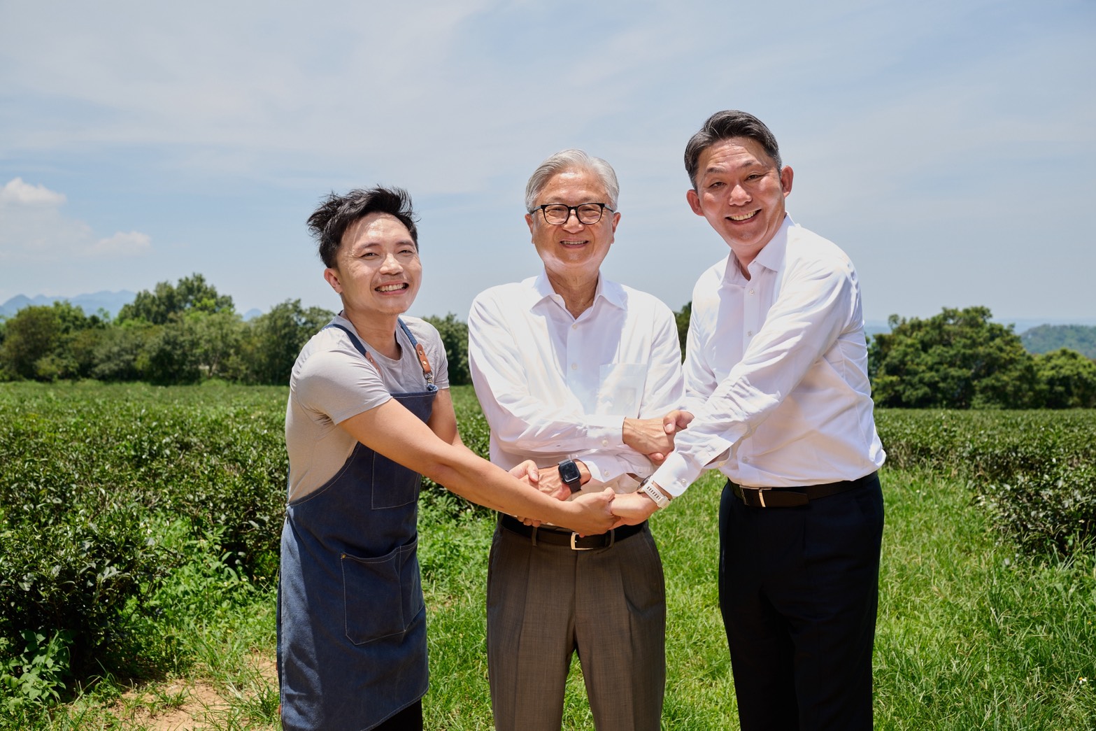 台灣茶界話題新星張家齊（左起）、新光三越吳東昇董事長、榮太樓總本鋪細田真也副社長攜手打造台日職人限定聯名禮盒(圖/新光三越)