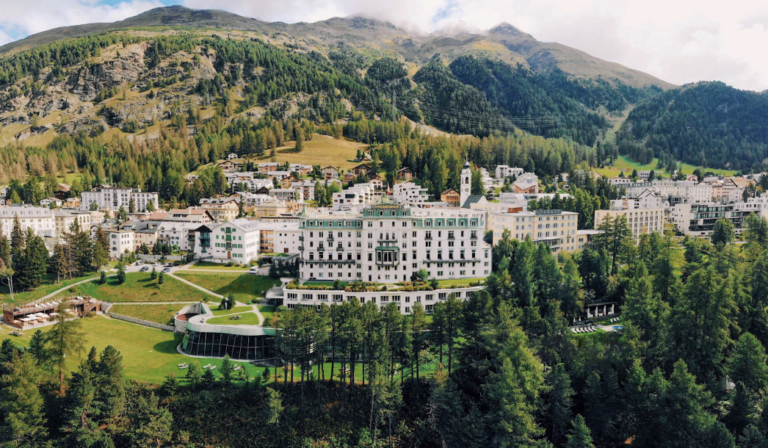 克羅能霍夫大飯店(Grand Hotel Kronenhof),座落於風景如畫的恩加丁山谷。(圖/Heavens Portfolio)