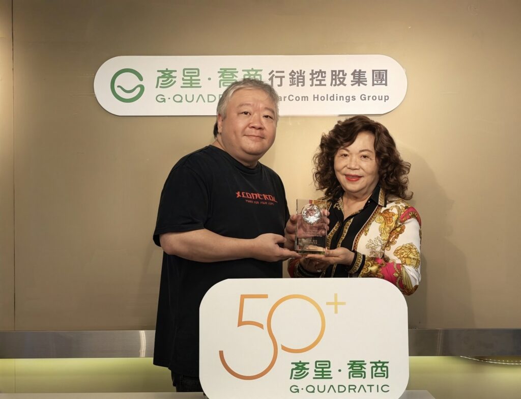 圖/彥星喬商行銷控股集團總經理劉訓廷(左)接棒董事長劉安立(右)。
