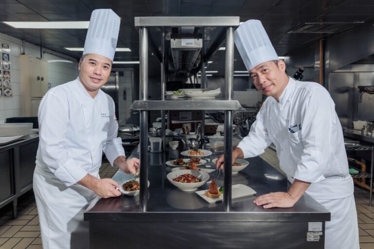 漂亮廣式海鮮餐廳主廚盧俊源(右)與港灣壹號主廚陳漢章(左)再度攜手合作。(圖/台北君悅酒店提供)