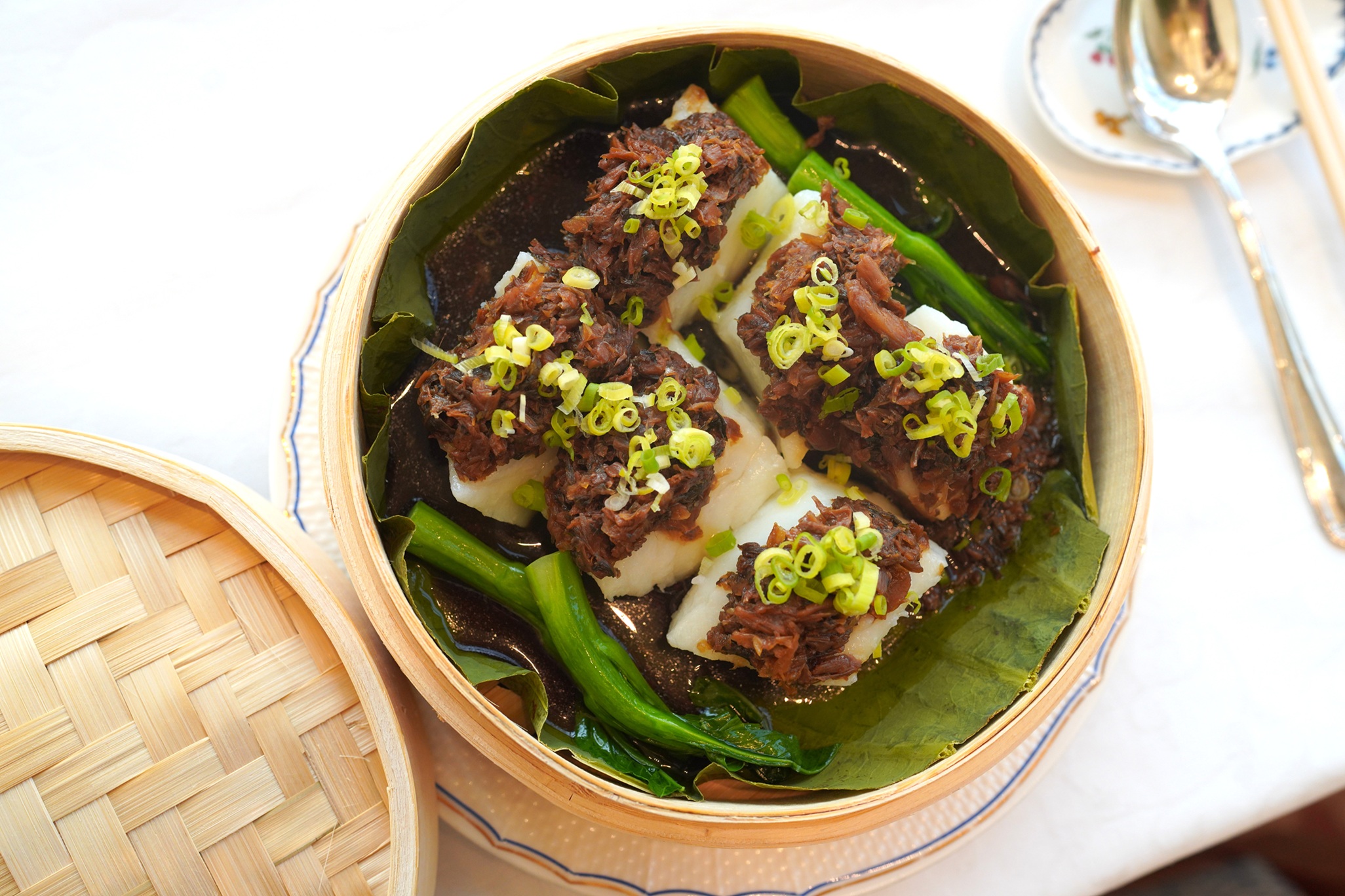 港灣壹號鎮店招牌「竹籠梅菜蒸牙魚」(圖/台北君悅酒店)