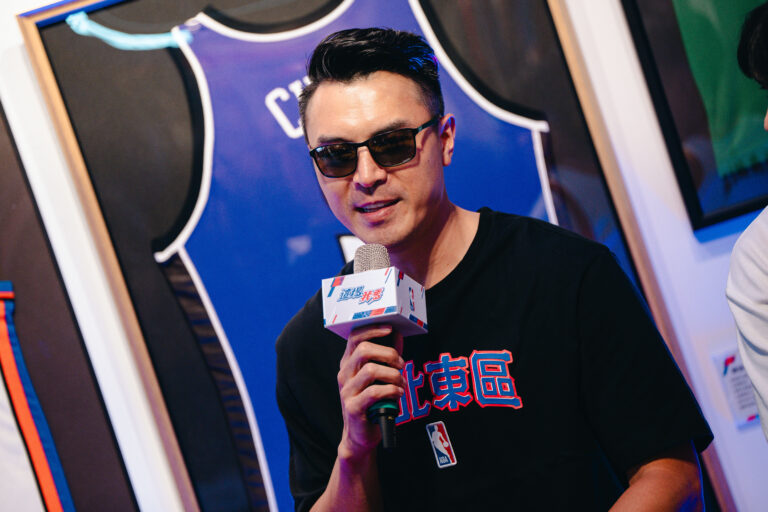 陳信安首度公開展出當年國王隊實戰球衣,見證他遠赴美國挑戰 NBA 的追夢歷程。(圖/NBA Store)