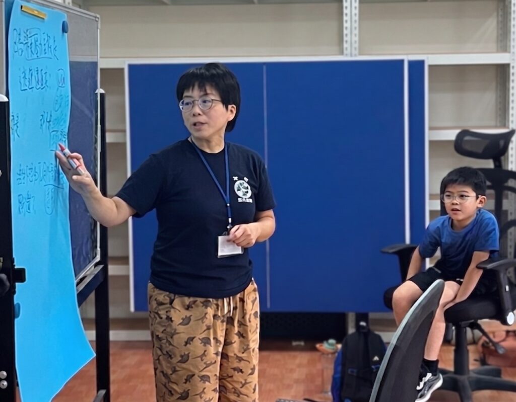 老師透過提問與討論，引導孩子練習拆解問題、表達觀點，在沒有標準答案的課堂中培養獨立思考與判斷力。（圖／影響力教育基金會提供）