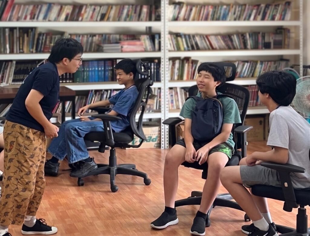 老師引導學生展開邏輯辯論，從提問、論證到表達觀點，讓孩子在互動討論中練習思考與判斷，將課堂上的學習轉化為未來能持續運用的能力。（圖／影響力教育基金會提供）