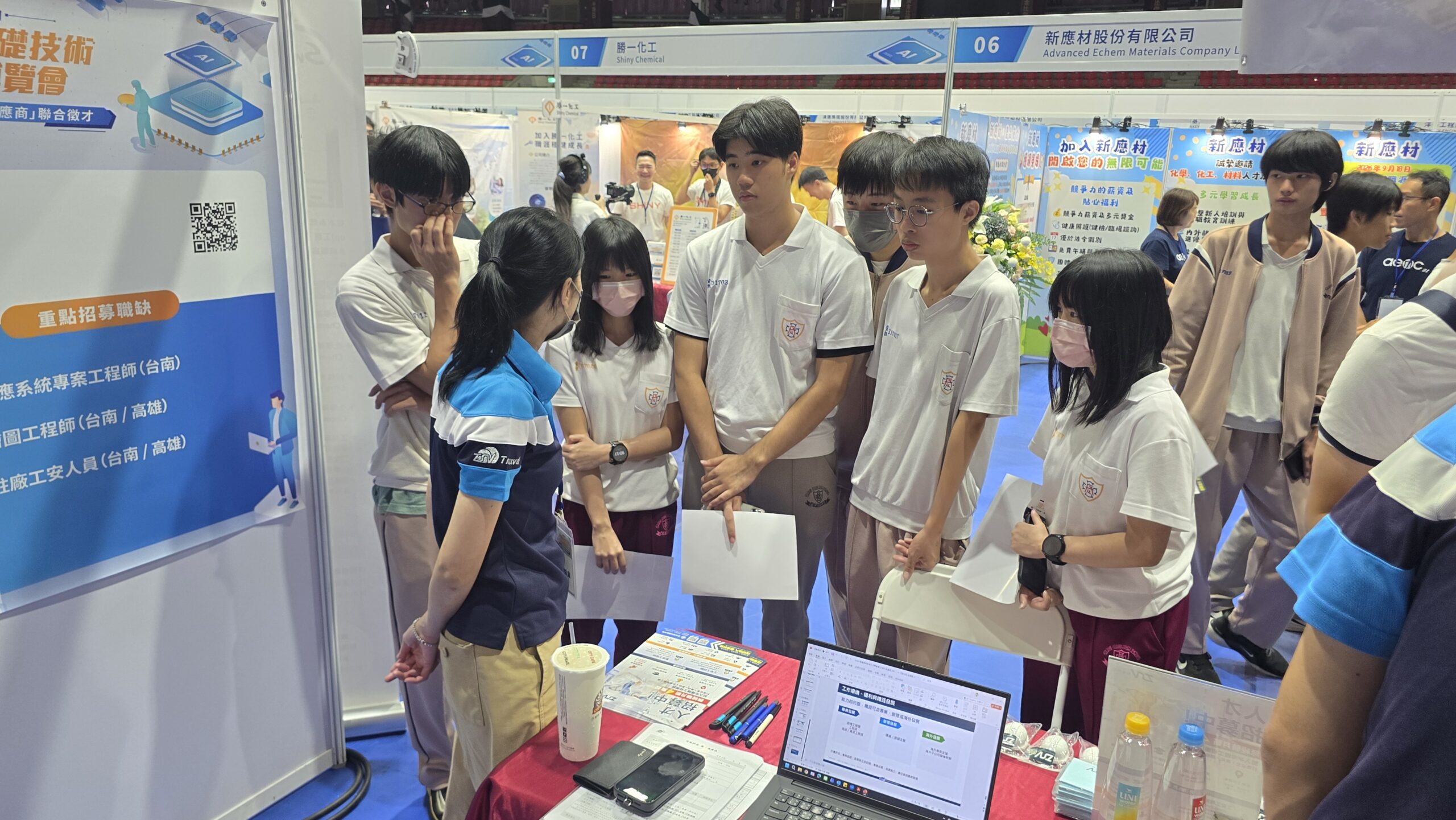 圖/現場安排企業面談、履歷健診、職涯諮詢與企業講座，協助參與者從認識產業、了解職務、準備履歷，到直接與企業HR及技術主管對談。(台積電慈善基金會 提供)