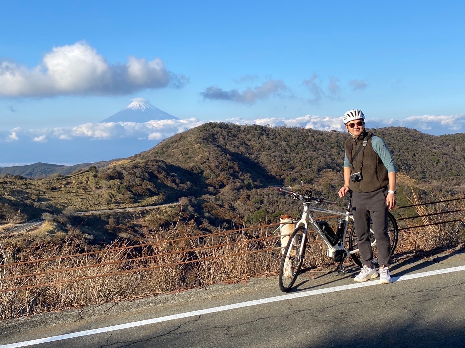 羅印呈熱愛休閒活動，騎乘自行車，遠方可見富士山(圖/羅印呈)