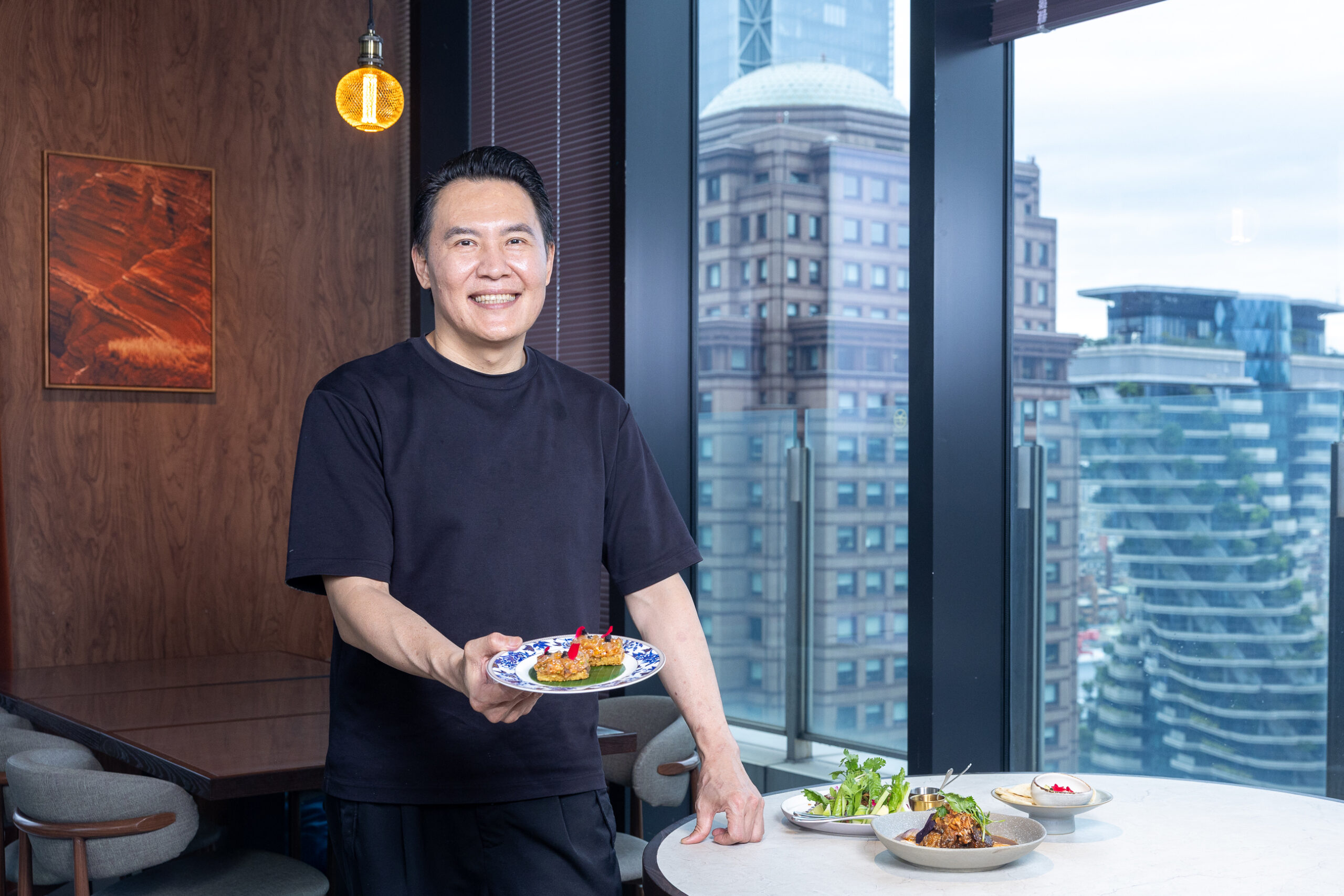 除了精湛美味的料理，笑容可掬的David，培養許多忠實的迷絲(圖/心泰)