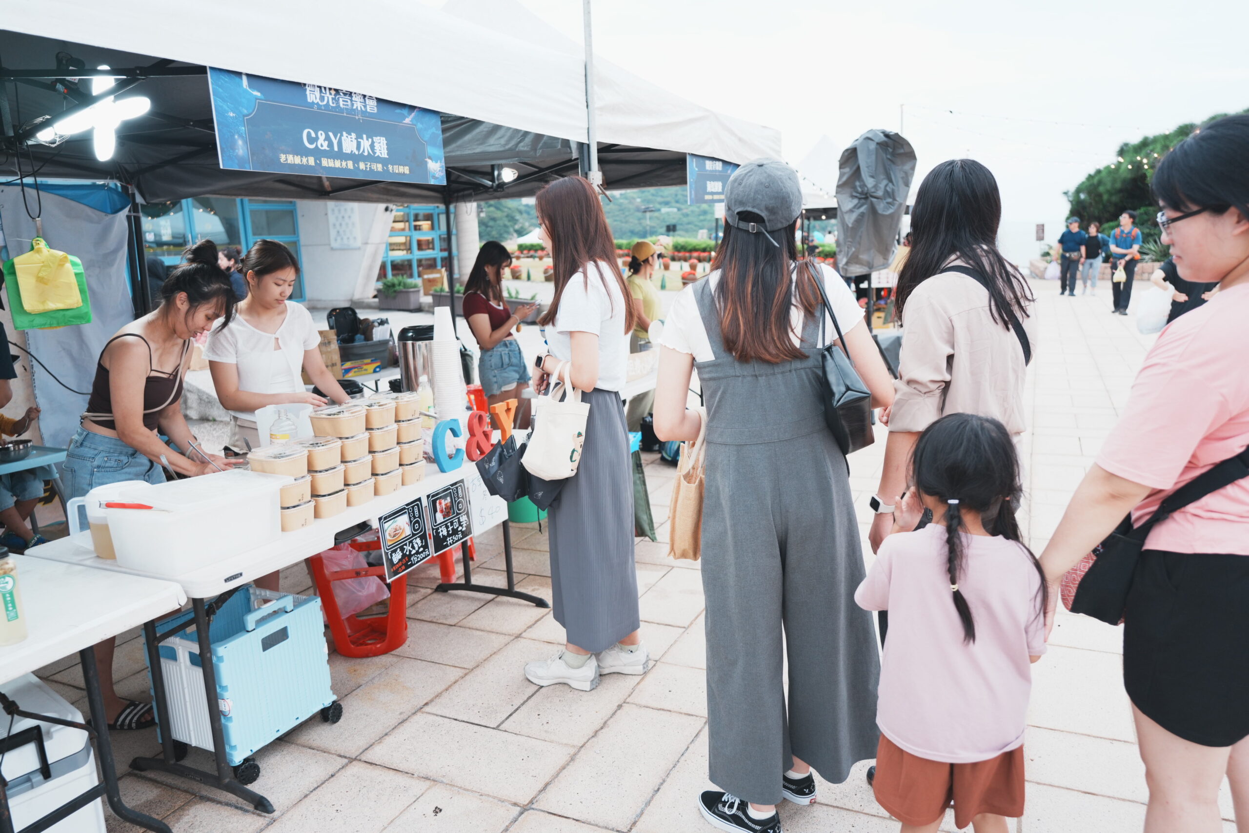 微光市集匯集在地特色攤商，老酒鹹水雞等道地馬祖美食吸引旅客排隊選購(圖/馬管處)