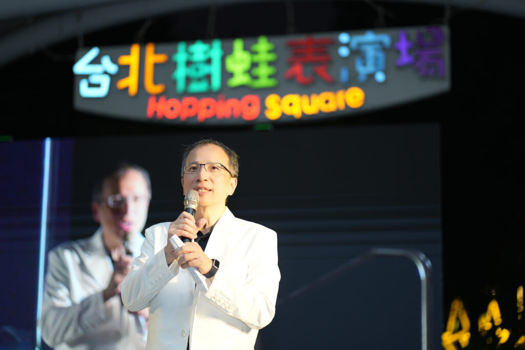 王家瑋院長於舞台致詞。（圖／王家瑋生殖醫學中心）
