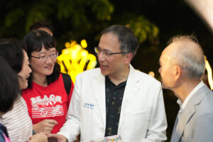 王家瑋院長與到場家庭交流。（圖／王家瑋生殖醫學中心）