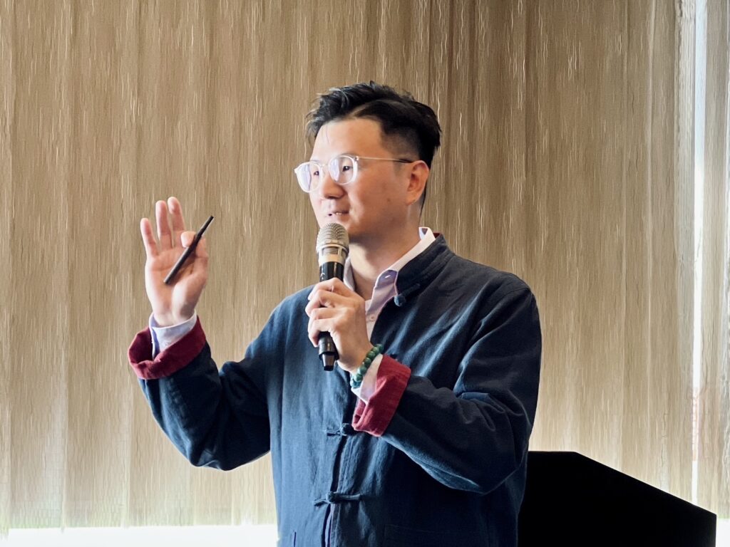 因為堅持，羅印呈終能踏上大學講台，開啟教職生涯(圖/羅印呈)