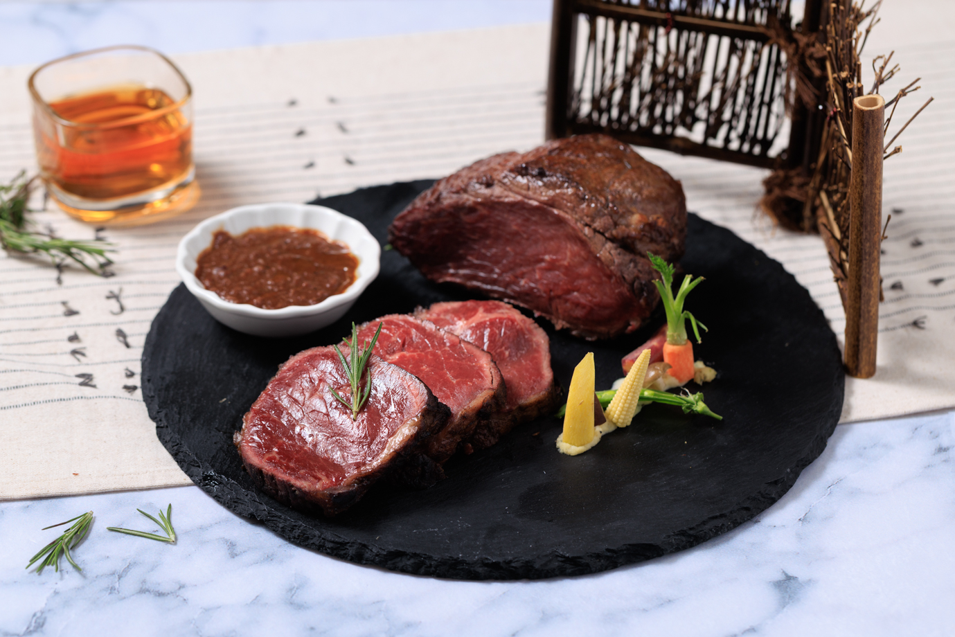 推薦料理「香煎F1國產牛腿排」以香煎鎖住肉汁，凸顯牛肉焦香與鮮甜。（圖／JR東日本大飯店台北）