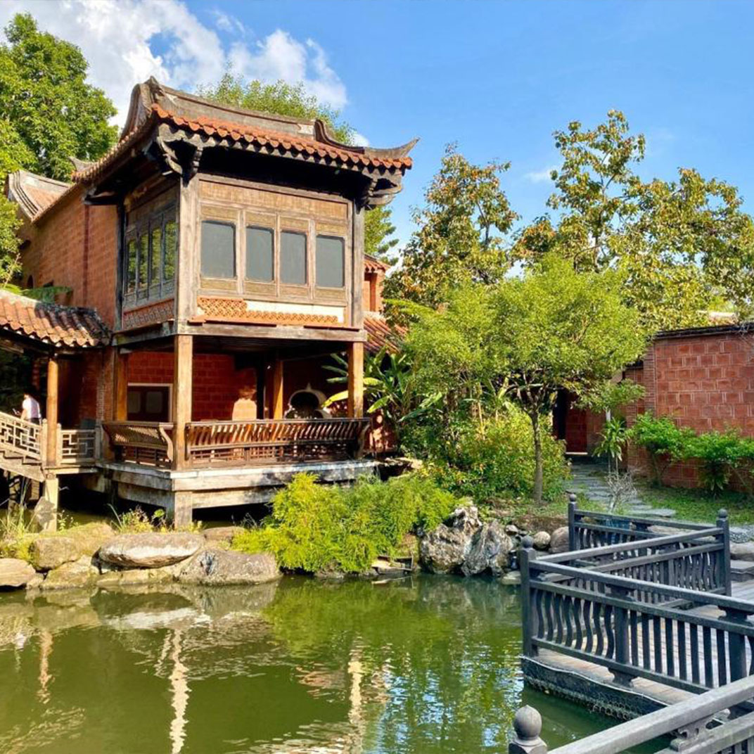 The One南園人文客棧座落新埔山丘間，由建築師漢寶德打造，今年首度獲頒米其林一星鑰(圖/臺灣米其林)