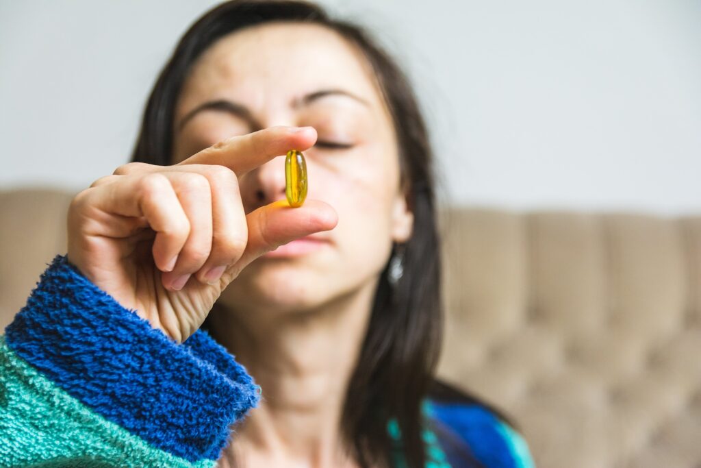 這篇說明 EPA 與 DHA 為什麼才是關鍵、法規怎麼計算每日上限，以及怎麼三步驟算出自己一天實際吃到多少。