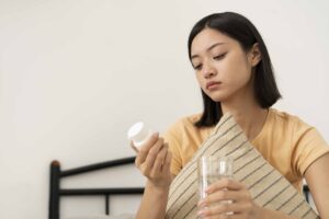 這篇說明鈣在體內要走完吸收、利用、留存三段路,維生素 D 與 K 各自扮演什麼角色,以及為什麼鈣需要分次補充而不是一次吃完。