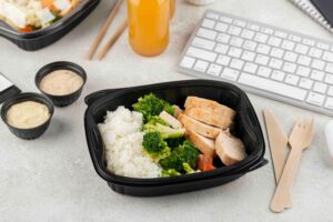 每天外食又不想餐餐吃健康餐？整理週一至週日的外食菜單，從早餐店、便當到麵店，示範蛋白質與蔬菜怎麼搭配。