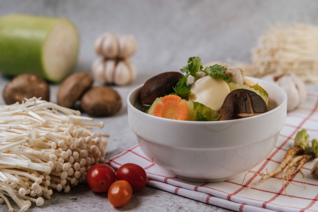 海苔、菇類有維生素B12嗎？全素飲食應如何建立穩定來源？解釋食品標示、強化食品與補充品的差別，以及有症狀時為何需要檢查。
